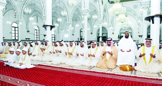 "3 حاكم عجمان وولي عهده والشيوخ يؤمنون على دعاء الخطيب"