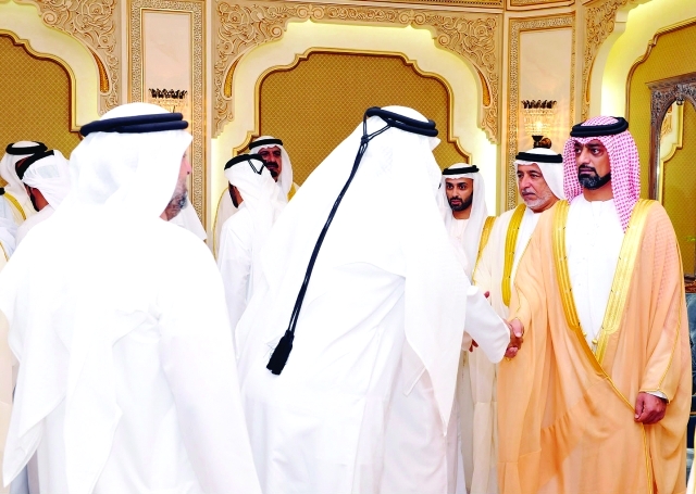 "عمار النعيمي يصافح المهنئين"