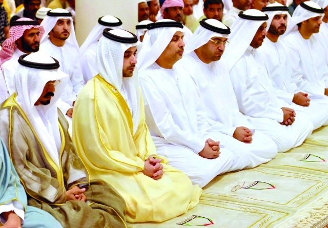 "■ هزاع بن طحنون يستمع إلى خطبة العيد   |  وام"