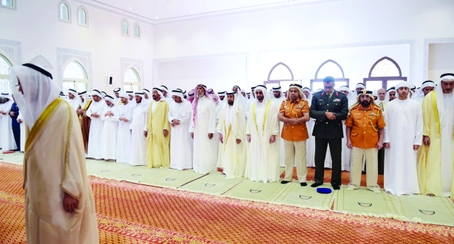 "■ حمدان بن زايد خلال تأديته الصلاة"
