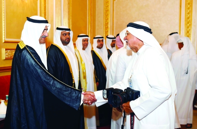 "■ وسموهما يصافحان المهنئين"