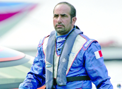 "■ احمد السويدي يحمل شعار الفيكتوري | البيان"