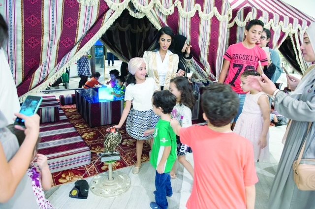 "ضيوف جزيرة الماريه يتفاعلون مع عروض الصقور خلال عيد الأضحى"