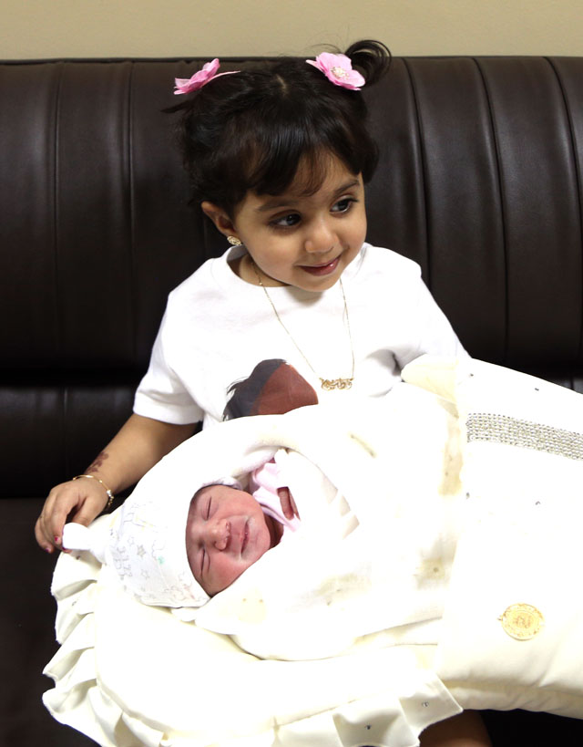 "فاطمة تحتضن شقيقتها حمدة ــ تصوير: حنيف"
