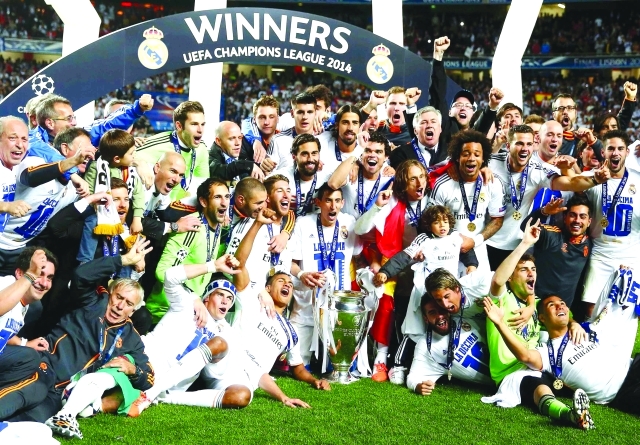 "■ أنشيلوتي يحتفل بلقب الأبطال مع الريال | أرشيفية"