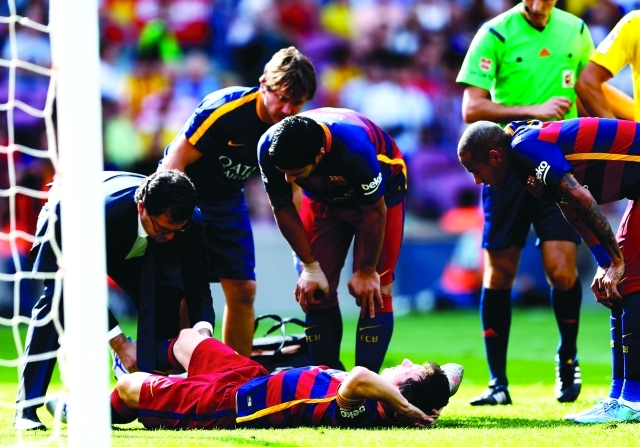 "■ ميسي لحظة سقوطه على أرض الملعب مصاباً | أ ب"