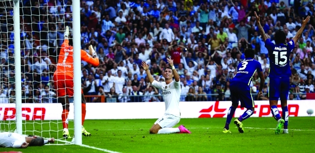 "■ رونالدو يتحسر على فرصة أمام مرمى ملقا | رويترز"