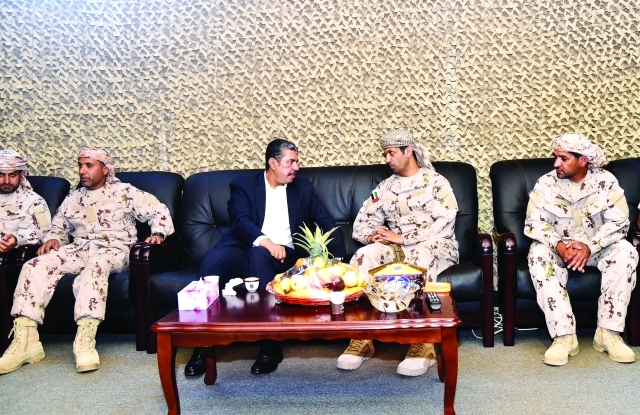 "■  بحاح خلال اجتماعه مع قائد وضباط القوة الاماراتية  |  وام"
