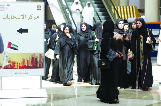 "■ حضور نسائي لافت للمشاركة في عملية الاقتراع"