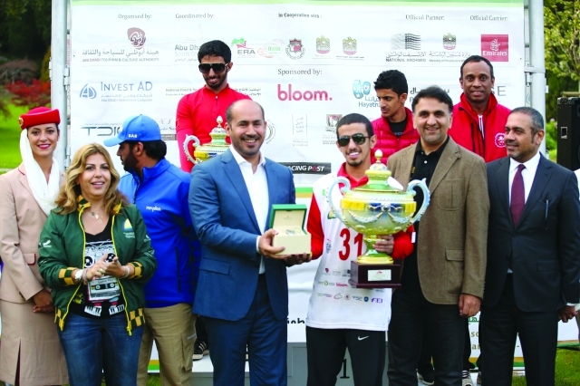 "■ الريسي يتوج سعيد المهيري بطل كأس مهرجان منصور بن زايد | تصوير – مرهف العساف"