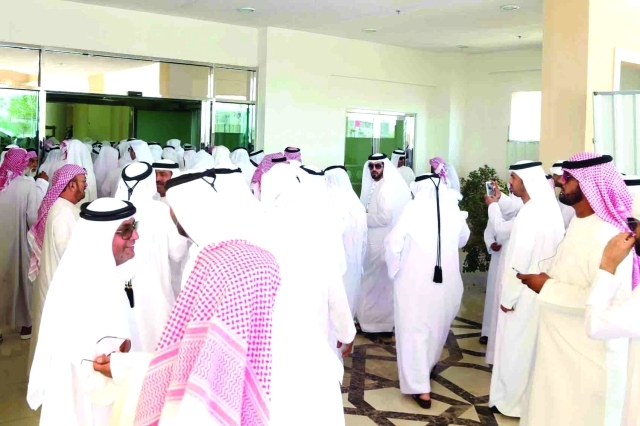 "■ كثافة في الإقبال في مركز العين | تصوير عمران خالد"