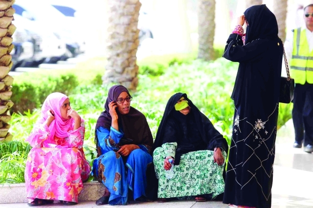 "■ سيدات في الحديقة بانتظار دورهن للمشاركة في التصويت"