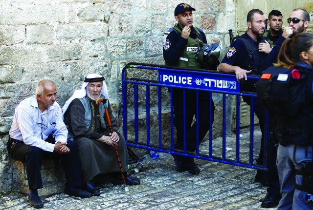 "■ قوات الاحتلال تمنع الفلسطينيين من الوصول إلى الحرم للصلاة | أ.ف.ب"