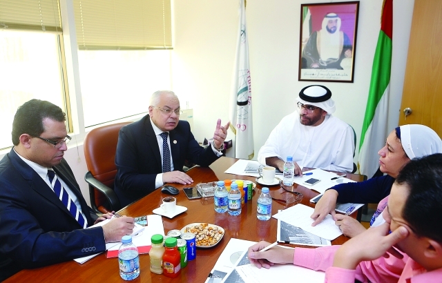 "Ⅶ رضا مسلم خلال الإعلان عن المؤشر الجديد في أبوظبي | البيان"