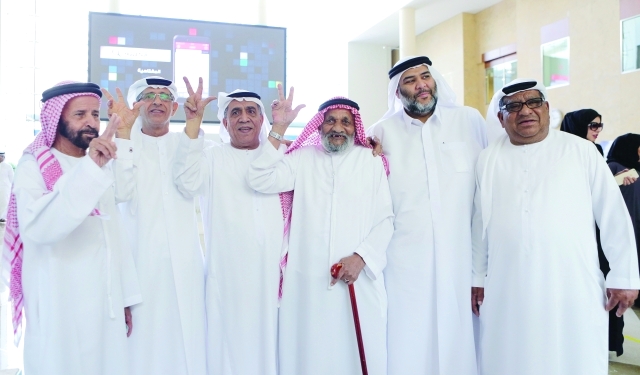 "■ مسنون من نادي ذخر الاجتماعي يشاركون في التصويت | تصوير: زافير ويلسون"