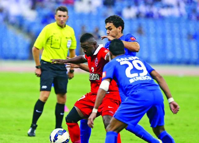 "■ الحمادي في محاولة مرور من دفاع الهلال | البيان"
