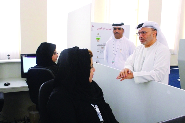 "■ أنور قرقاش يطلع على سير العملية الانتخابية في عجمان | من المصدر"