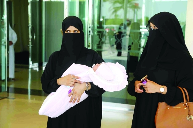 "ناخبة جاءت تحمل رضيعها"