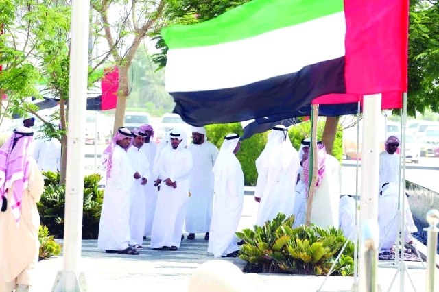 "ناخبون يستظلون تحت علم الوطن"
