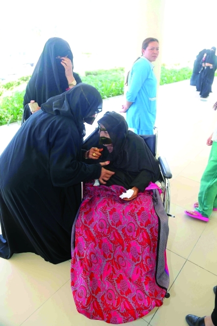 "ناخبة سبعينية على كرسي متحرك"