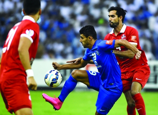 "■ حبيب الفردان لاعب الأهلي ومحاولة لإيقاف خطورة البرازيلي أيلتون | أ.ف.ب"