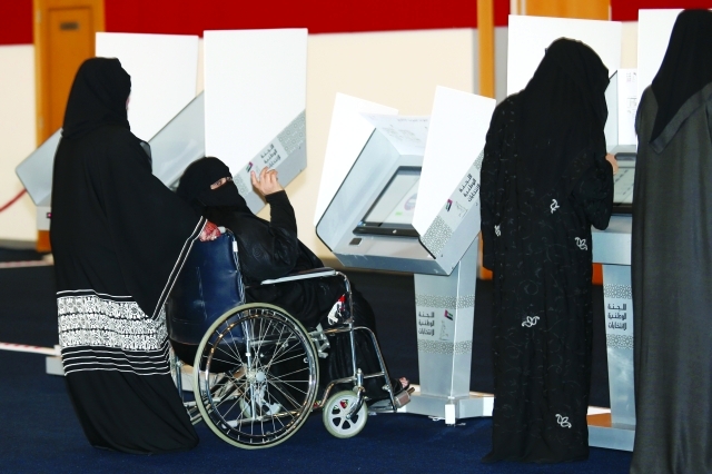 "■ عملية الاقتراع في إحدى لجان أم القيوين | تصوير يونس يونس"