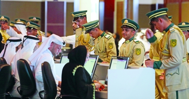 "■ طلبة أكاديمية شرطة دبي يدلون بأصواتهم"