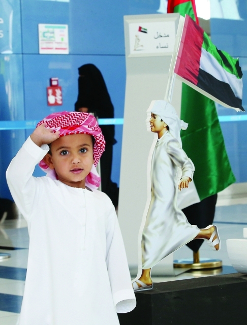 "■ برعم إماراتي دخل المركز الانتخابي برفقة والده"