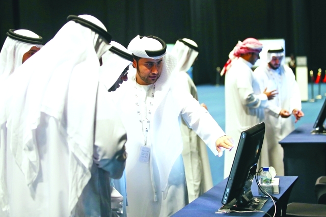 "■ فرق العمل حرصت على مساعدة الناخبين | تصوير: مجدي اسكندر"