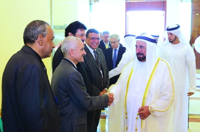"حاكم الشارقة يحيي المشاركين في الدورة | وام"