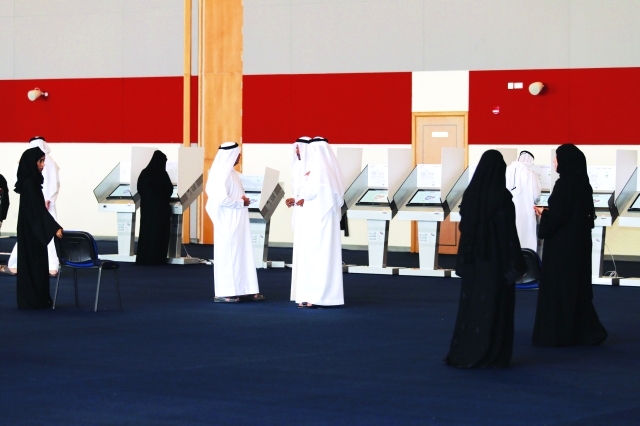 "عملية الاقتراع داخل اللجان للمجلس الوطني في أم القيوين,30 سبتمبر ــ تصوير: يونس يونس"