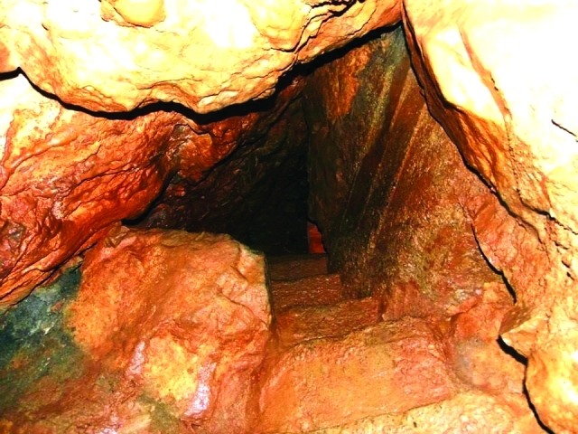 "دهاليز المغارة ومنعرجاتها الكثيرة"