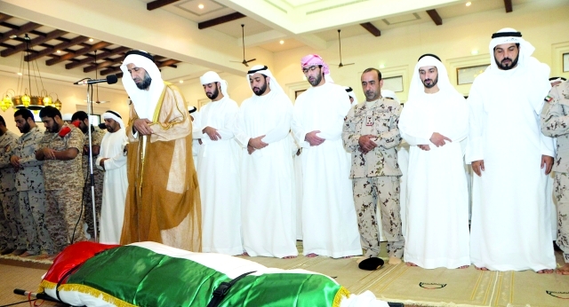 "■ راشد وأحمد وعلي بن سعود وكبار الضباط وأهالي أم القيوين خلال الصلاة | وام"