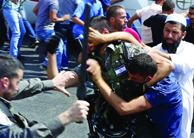 "Ⅶ اشتباك بالأيدي بين جندي إسرائيلي وشبان فلسطينيين في القدس المحتلة | أ.ف.ب"
