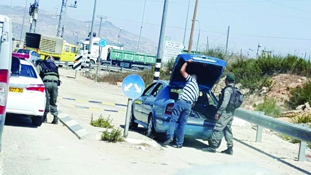 "حواجز الاحتلال مصائد موت تتربص بالفلسطينيين | أرشيفية"