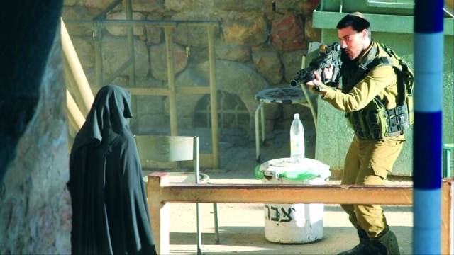 "جندي يصوب سلاحه نحو الهشلمون قبل لحظات من إعدامها العلني | أرشيفية"