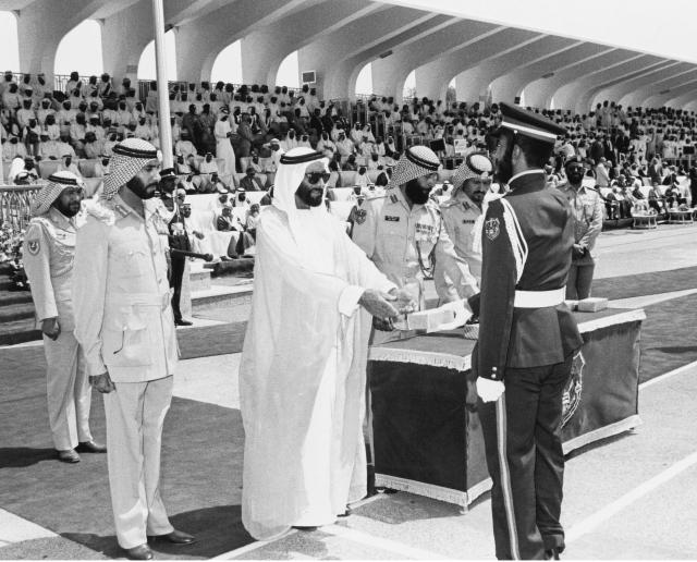 "■ الشيخ زايد خلال إحدى الفعاليات العسكرية"