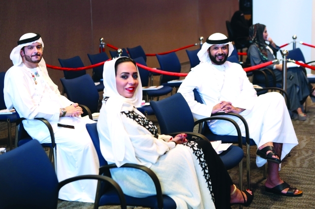 "■ ابتسامة الانتظار في دبي تلتقطها «عدسة البيان»"