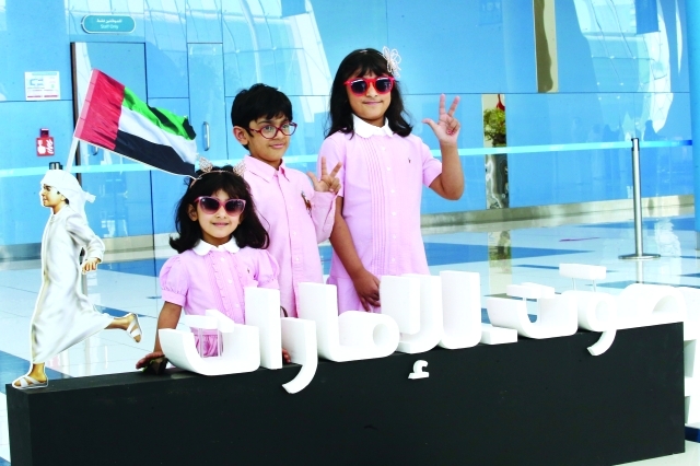 "■  الفوز والنصر والحب في وجوه الصغار في مركز اقتراع بأبوظبي"