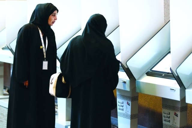 "■ خلال عملية التصويت في المركز التجاري العالمي بدبي"