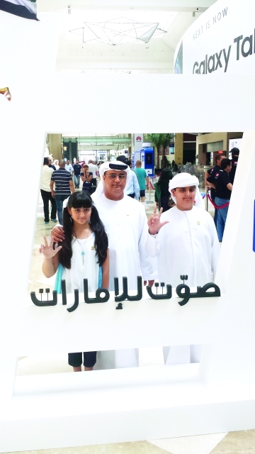 "سليمان البلوشي مع ولديه أديب ودانا"