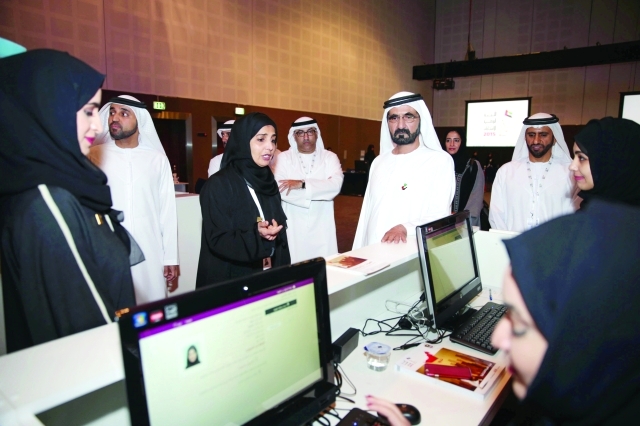 "محمد بن راشد يستمع إلى شرح من عفراء البسطي بحضور عبد الرحمن العويس وأحمد بن حميدان وخليفة سليمان | تصوير- خليفة اليوسف"