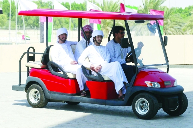 "■ سيارات لنقل الناخبين في جامعة زايد بأبوظبي"