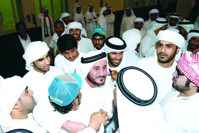 "أحد الفائزين يتلقى التهاني في أم القيوين"