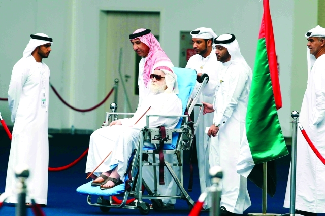 "لم يمنعه مرضه من أداء واجبه الوطني/ تصوير: عمران خالد"