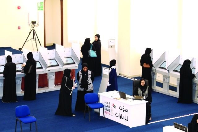 "عملية الاقتراع في اليوم النهائي لانتخابات المجلس الوطني داخل اللجان في عجمان ــ تصوير: يونس يونس"