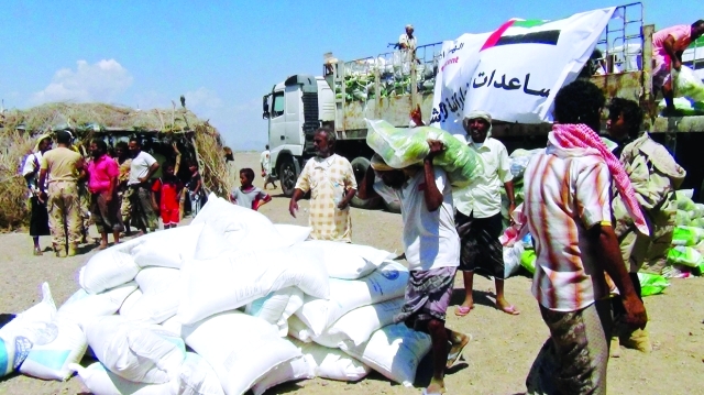 "■ عمال يفرغون المساعدات الاماراتية في قرية السقية بتعز اليمنية | رويترز"
