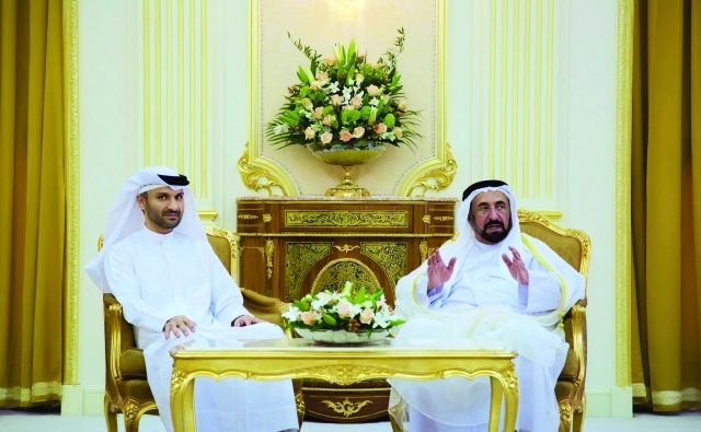 "■ سلطان القاسمي خلال لقائه رئيس وأعضاء اللجنة العليا لانتخابات المجلس الاستشاري"