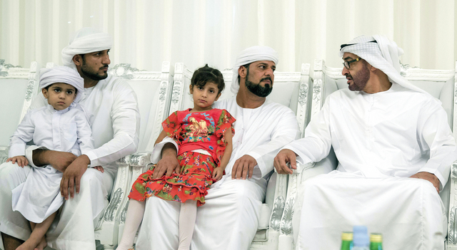 "محمد بن زايد لدى تقديمه واجب العزاء لذوي الشهيد أحمد البلوشي | وام"
