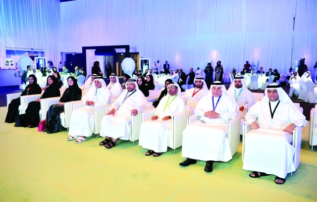 "■ كبار مسؤولي الهيئة يستمعون إلى بعض التجارب الناجحة"